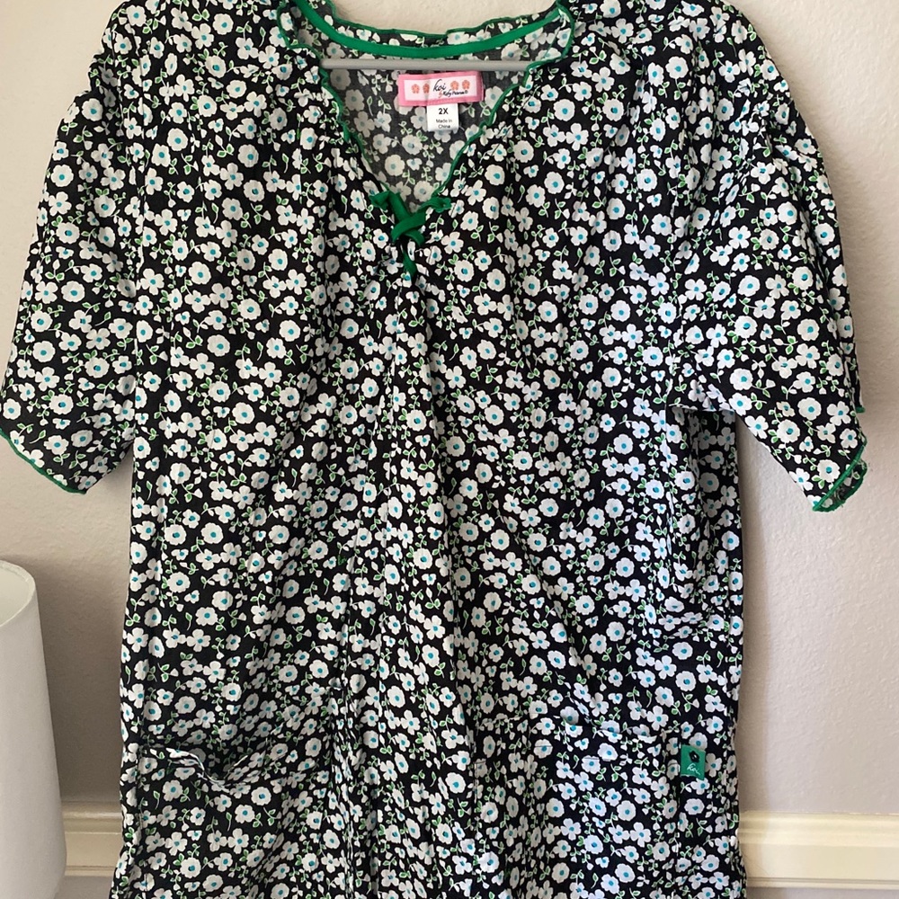 Black/Green Flower Scrub Top